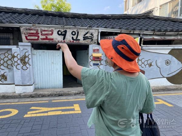 [크기변환]사진자료_행궁동 왕의 골목여행 해설 모습 (2) (1).jpg
