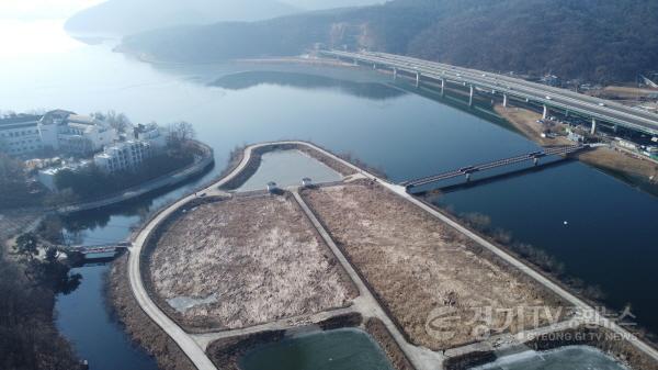 [크기변환]7-1 용인특례시는 기흥저수지 내 인공습지를 중심으로 기흥레스피아와 경희대 방면 산책로를 횡단하는 연결 보도교 2개를 설치했다..JPG