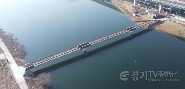 [크기변환]7-2. 인공습지를 사이에 두고 경희대 방면 순환산책로에서 인공습지를 잇는 길이 134m 폭 3m의 제1보도교.JPG