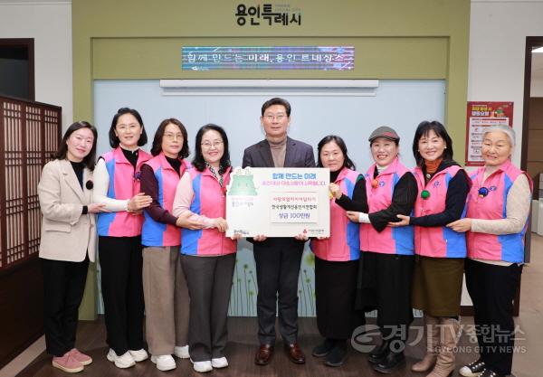 [크기변환]9. 이상일 용인특례시장이 3일 사랑의열차이어달리기에 동참한 한국생활개선용인시연합회원들과 기념 촬영하고 있다.JPG