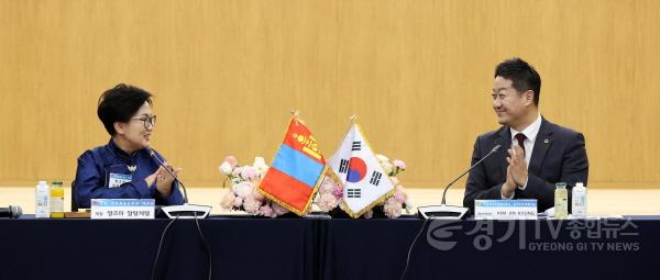 [크기변환]250204 김진경 의장, 4일 몽골 다르항올도의회 대표단 접견 (1).jpg