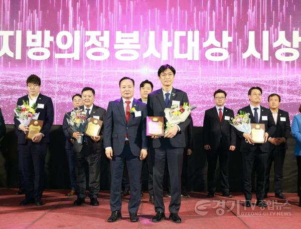 [크기변환]20250205 용인특례시의회 박인철 의원, 대한민국시군자치구의회의장협의회 지방의정봉사대상 수상(2).jpg