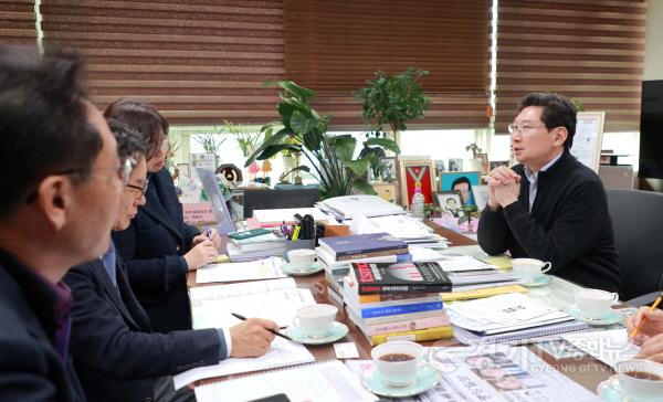 [크기변환]2-2. 이상일 용인특례시장이 5일 재난관리평가 기관장 인터뷰에 참여하고 있다.JPG