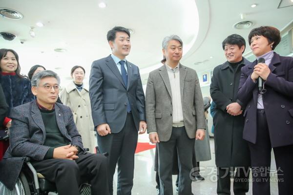 [크기변환]사진 5) 배정수 의장과 의원들이 작품을 살펴보고 있다.jpg