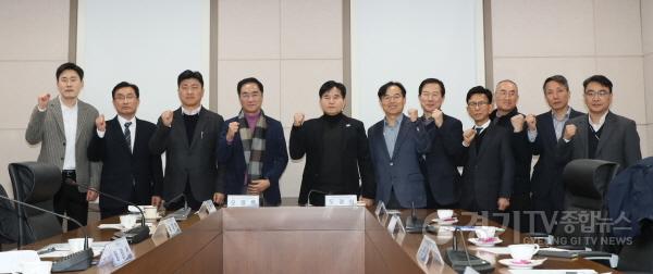 [크기변환]12-2 평택시 평택항 국제여객터미널 정상화 위해 현장점검.JPG