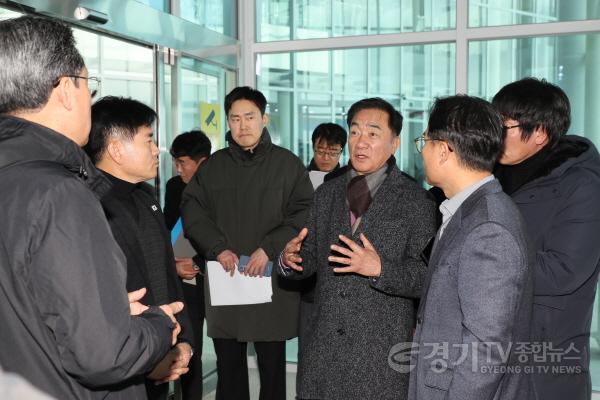 [크기변환]12-4 평택시 평택항 국제여객터미널 정상화 위해 현장점검.JPG