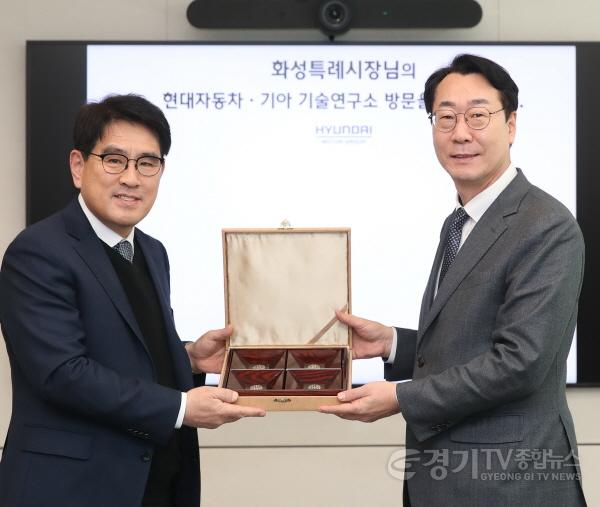 [크기변환]1-2. 감사패 수여(왼쪽 양희원 현대자동차 R&D 본부장, 오른쪽 정명근 화성특례시장).jpg