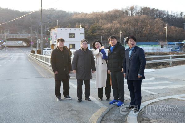 [크기변환][사진자료] 2월 3일 ‘2025년 하남시의회-천현동 유관단체장과의 신년인사회’에 앞서 금광연 의장과 의원들이 하산곡교 건널목 횡단보도 설치 요청 현장 점검.(사진_하남시의회 제공).jpg