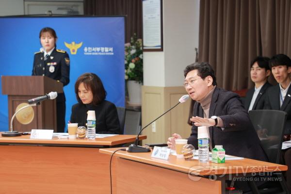 [크기변환]9-1. 이상일 용인특례시장이 6일 용인서부경찰서에서 열린 제10회 안전문화살롱 정기회의에 참석해 의견을 말하고 있다.JPG