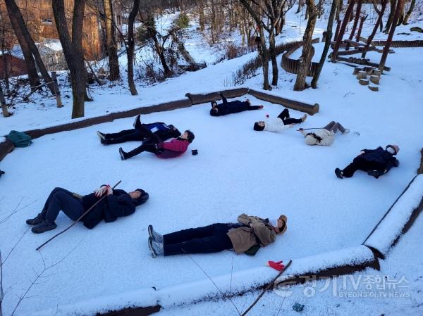 [크기변환]4-2. 용인산림교육센터에서 진행하는 숲 체험 프로그램 모습.jpg