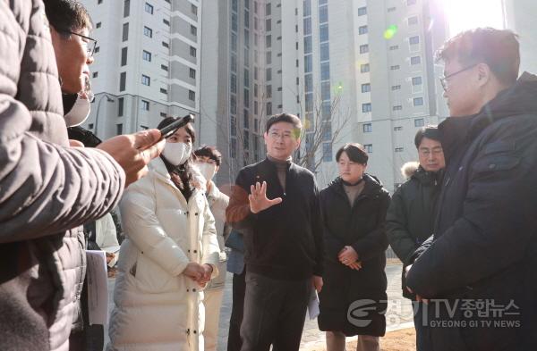 [크기변환]1-2. 이상일 용인특례시장이 지난 1월 18일 경남아너스빌 디센트 건설 현장을 방문해 아파트 외벽을 살펴보고 있는 모습..jpg