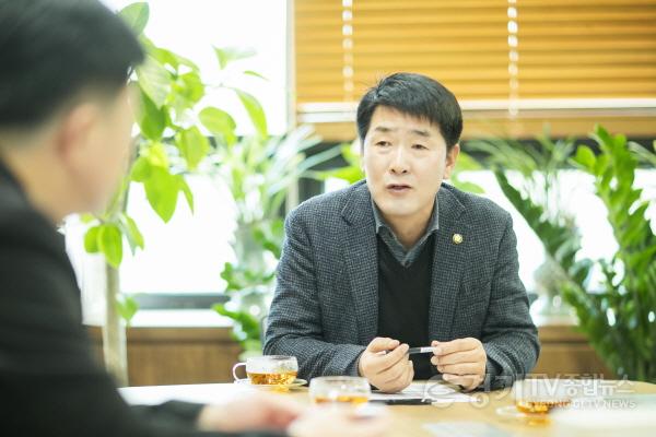 [크기변환]사진 2) 배정수 의장이 관내 지역업체 구매 활성화 간담회에서 대담 중이다.jpg