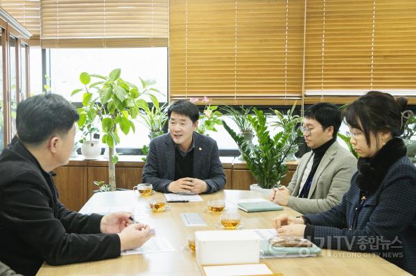 [크기변환]사진 1) 배정수 의장이 관내 지역업체 구매 활성화 간담회에서 대담 중이다.jpg