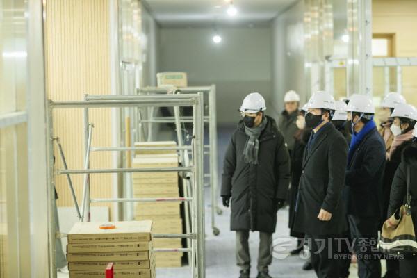 [크기변환]사진 2) 배정수 의장이 교내 시설 현장을 시찰 중이다.jpg
