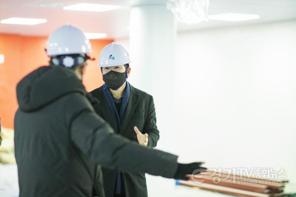 [크기변환]사진 1) 배정수 의장이 교내 시설 현장을 시찰 중이다.jpg