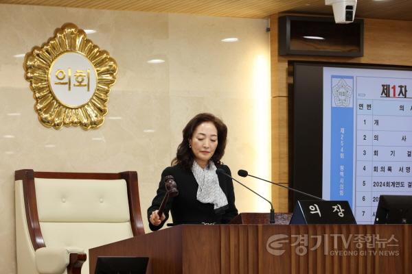 [크기변환]250210 사진1) 제254회 임시회에서 의사봉 타봉하는 김명숙 부의장.jpg