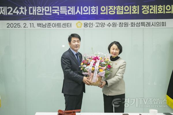 [크기변환]사진 1) 화성시의회 배정수 의장과 용인시의회 유진선 의장.jpg