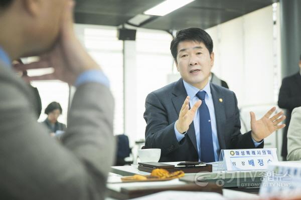 [크기변환]사진 2) 배정수 의장이 정례회의에서 이야기 중이다.jpg