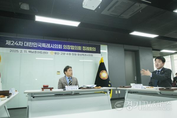 [크기변환]사진 3) 배정수 의장이 정례회의에서 이야기 중이다.jpg