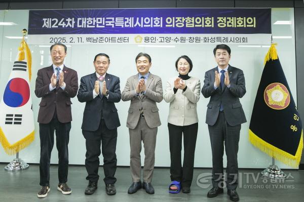 [크기변환]사진 5) 정례회의에 참석한 배정수 의장(오른쪽에서 첫 번째).jpg