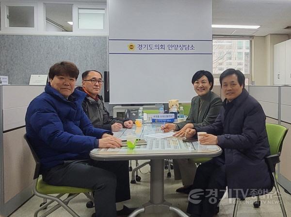 [크기변환]250211 문형근의원,이채명의원 안양시 축구협회 활성화 관련 정담회 가져2.jpg