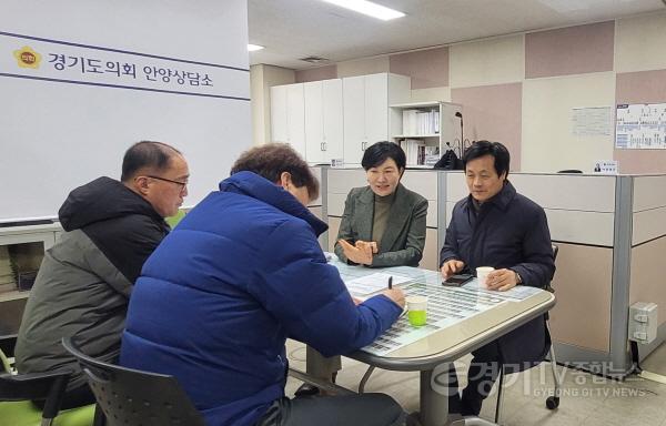 [크기변환]250211 문형근의원,이채명의원 안양시 축구협회 활성화 관련 정담회 가져1.jpg