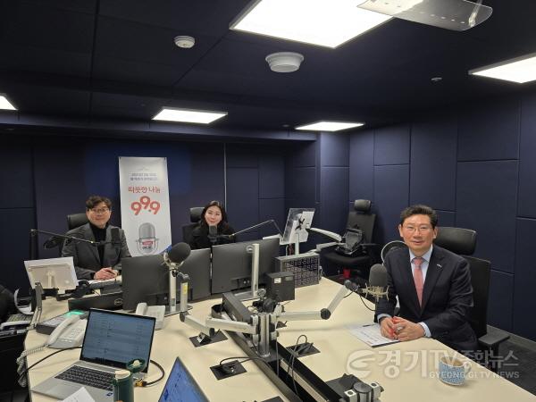 [크기변환]1. 이상일 용인특례시장이 10일 OBS라디오에 출연해 시민의 생활과 직결된 문제와 반도체산업의 전망 등에 대해 이야기했다..jpg