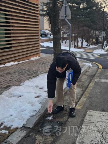 [크기변환]9. 용인특례시 보건소관계자가 모기 유충 방제를 위해 미생물 구제제를 하수구에 투여하고 있는 모습.jpg