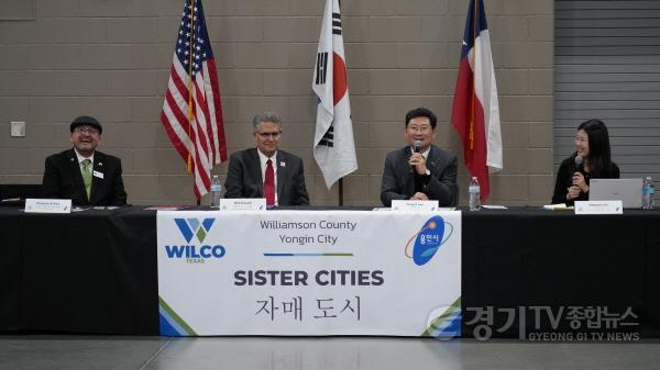 [크기변환]9-2. 이상일 용인특례시장이 현지시간 1월 9일 미국 윌리엄슨 카운티를 방문해 자매결연 협약서에 서명하고 인사말을 하고 있다. 이 자리에는 빌 그래벨 윌리엄슨 카운티청장(왼쪽에서 두번째)과 드웨인 아리올라 테일러시 시.jpg