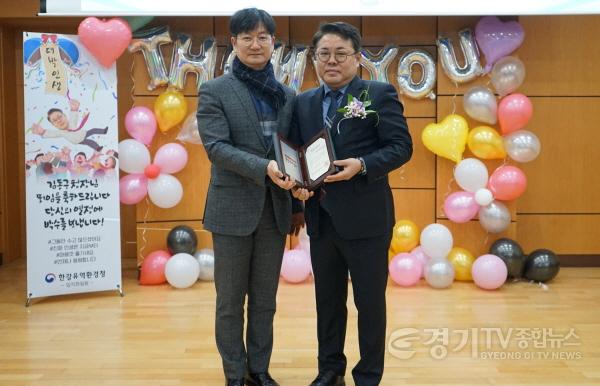 [크기변환]9-3. 김동구 한강유역환경청장(오른쪽)이 용인특례시 명예시민증서를 받고 기념촬영 하고 있다.jpg