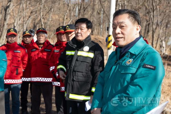 [크기변환]1-1. 이재준 수원시장, 광교산에서‘새빛 현장시장실’ 열고 산불 대응체계 점검.jpg