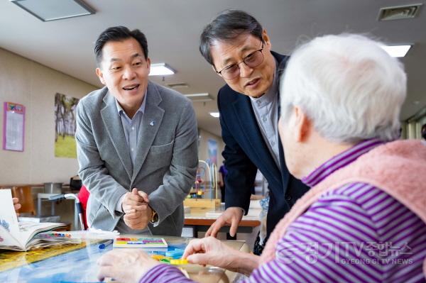 [크기변환]1-2. 이재준 수원시장, 광교산에서‘새빛 현장시장실’ 열고 산불 대응체계 점검.jpg