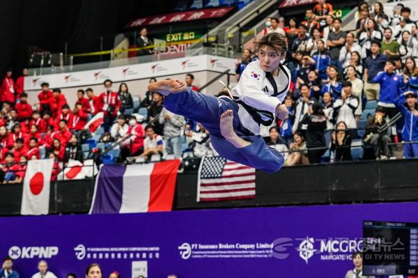 [크기변환]1-2. 용인특례시 직장운동경기부 소속 태권도팀 차예은 선수가 2024 홍콩세계선수권대회 자유품새 개인전에서 1위를 차지했다.JPG