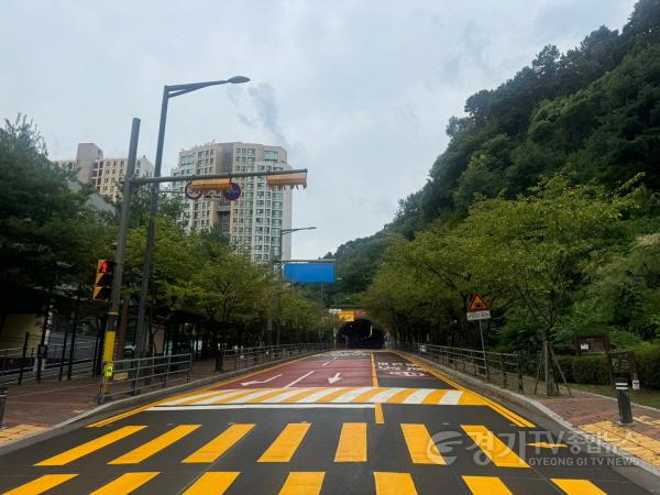 [크기변환]4. 용인특례시 수지구 한빛초 노란횡단보도 도색 장면.jpeg