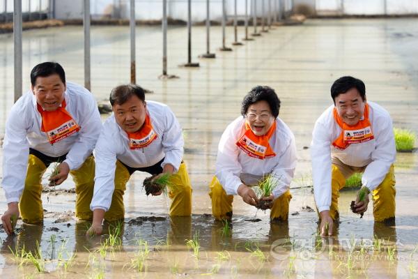 [크기변환]1. 이천시 ‘임금님표 이천쌀’, 전국 첫 모내기 실시2.jpg