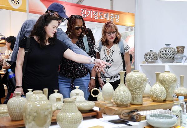 [크기변환]01-(요청) ‘여주오곡나루축제’, ‘여주도자기축제’ 2025년 경기대표관광축제 선정1 (외국인).JPG