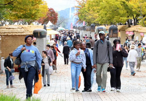 [크기변환]01-(요청) ‘여주오곡나루축제’, ‘여주도자기축제’ 2025년 경기대표관광축제 선정3 (외국인).jpg