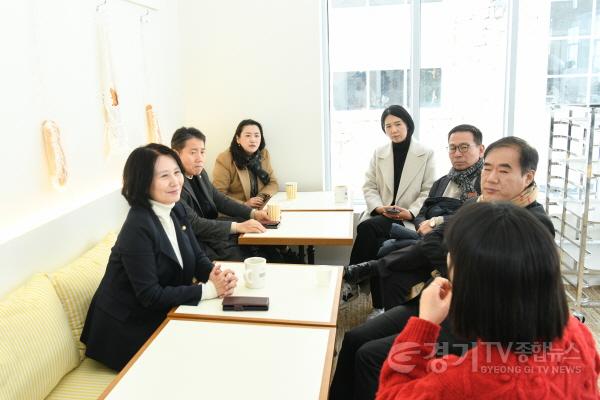 [크기변환]사진2) 경환위 사회적경제기반 외식업체 방문.jpg