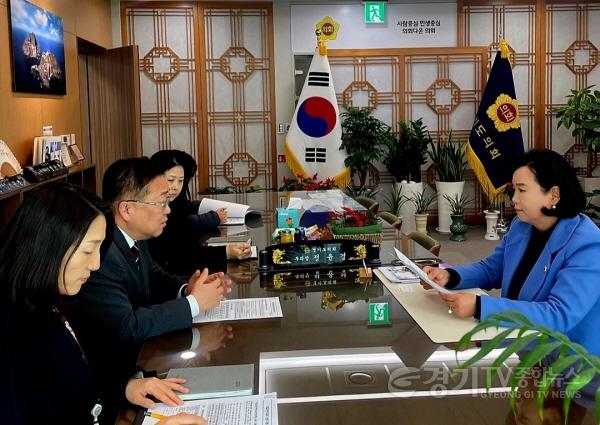 [크기변환]250214 정윤경 부의장,  학교는 학생의 안전이 최우선 되야 하는 곳...경기도교육청과 긴급 학생 안전 대책 논의.jpg