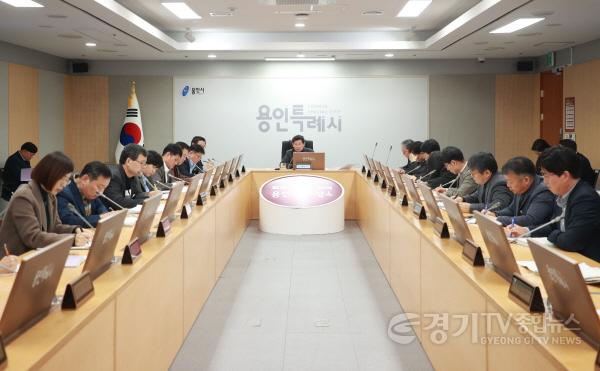 [크기변환]5-1. 이상일 용인특례시장이 17일 열린 간부공무원 회의에서 시민체감 생활밀착형 행정의 중요성을 강조하고, 원활한 사업 추진을 참석자들에게 주문했다..jpg