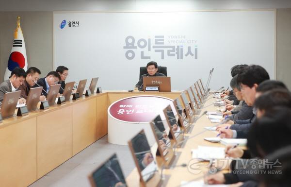 [크기변환]5-2. 이상일 용인특례시장이 17일 열린 간부공무원 회의에서 시민체감 생활밀착형 행정의 중요성을 강조하고, 원활한 사업 추진을 참석자들에게 주문했다..jpg