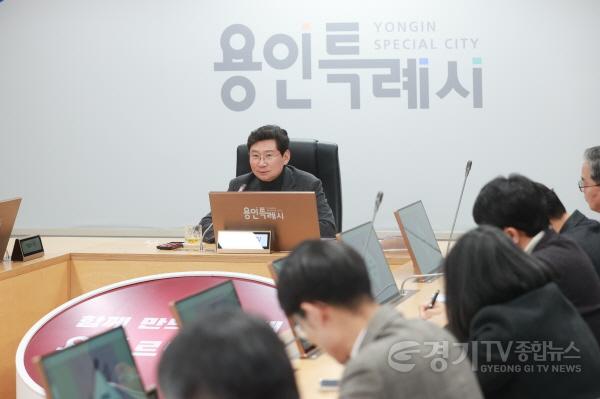 [크기변환]5-3. 이상일 용인특례시장이 17일 열린 간부공무원 회의에서 시민체감 생활밀착형 행정의 중요성을 강조하고, 원활한 사업 추진을 참석자들에게 주문했다..jpg
