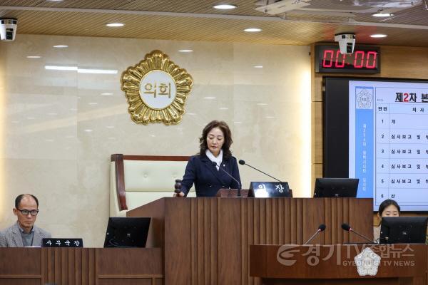 [크기변환]250217 사진1) 제254회 임시회 제2차본회의에서 의사봉 타봉하는 김명숙 부의장.jpg