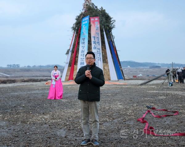 [크기변환]250217 사진2] 2025평택 달맞이 축제에서 축사 중인 평택시의회 강정구 의장.jpg