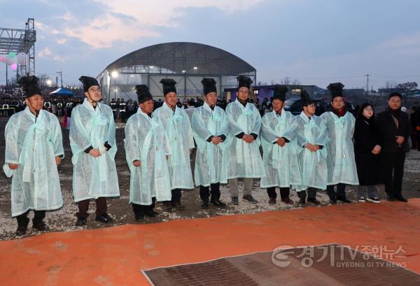 [크기변환]250217 사진3) 제례식 중인 평택시의회 강정구의장(우측 6번째)과 김혜영의원(우측 2번째).jpg