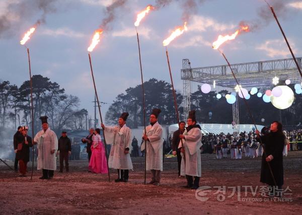[크기변환]250217 사진1) 달집태우기 행사중인 평택시의회 강정구 의장.jpg