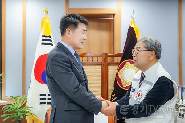 [크기변환]사진 2) 배정수 의장(왼쪽)과 이재정 대한적십자사 경기도지사 회장.jpg