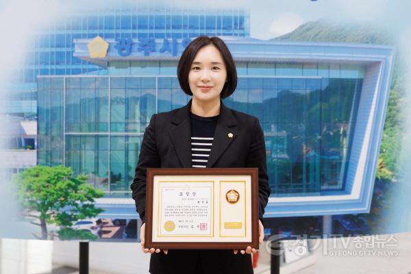 [크기변환]20250217_1245_최서윤위원장 송석준 의원 표창_R3__6205.jpg