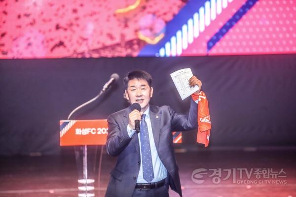 [크기변환]사진 1) 축사 중인 화성특례시의회 배정수 의장.jpg