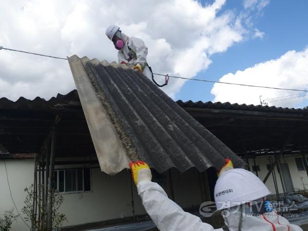 [크기변환]8. 용인특례시의 슬레이트 철거 장면.jpg